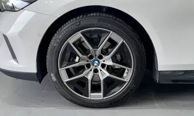 BMW 5-Series 2025, 9912 км, за 34134.17 USD