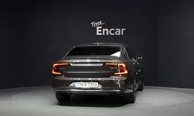 Volvo S90 2023, 49000 км, за 26632.8 USD