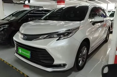 Toyota Sienna · 2023 год
