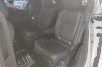 Toyota Sienna 2021, 27400 км, за 35249 USD - фото 20