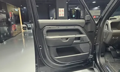 Land Rover Defender 2024, 25041 км, за 62475.6 USD - фото 24