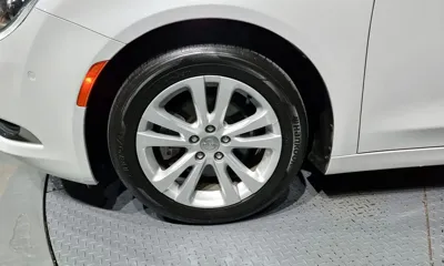 Chrysler 200 2015, 33618 км, за 5576.72 USD