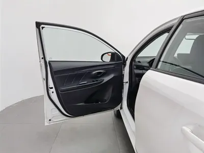 Toyota Yaris L 2021, 19600 км, за 6477.85 USD - фото 8