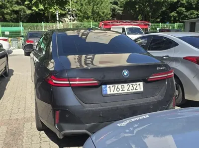 BMW 5-Series 2024, 30352 км, за 54358.43 USD