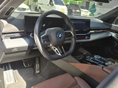 BMW 5-Series 2024, 30352 км, за 54358.43 USD