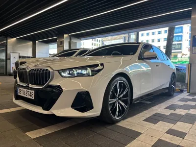 BMW 5-Series 2026, 1300 км, за 48631.59 USD - фото 2