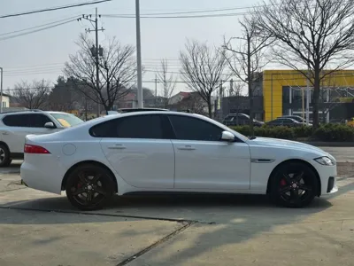 Jaguar XF 2017, 119000 км, за 11430.46 USD