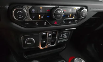 Jeep Wrangler 2025, 2368 км, за 46838.45 USD - фото 31