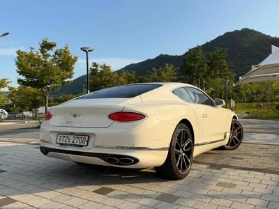 Bentley Continental 2023, 8800 км, за 190363.66 USD