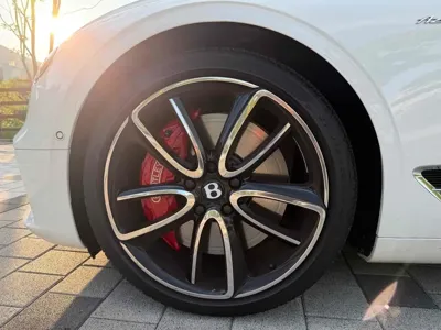Bentley Continental 2023, 8800 км, за 190363.66 USD