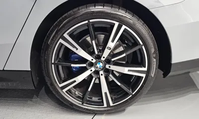 BMW 5-Series 2024, 30535 км, за 49444.77 USD - фото 21