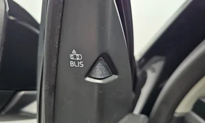 Volvo V40 2019, 57432 км, за 10906.94 USD - фото 30