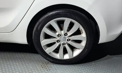 Kia Carens 2015, 123625 км, за 3178.81 USD