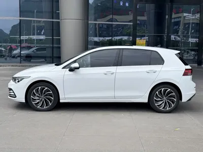 Volkswagen Golf 2024, 16000 км, за 15594.68 USD