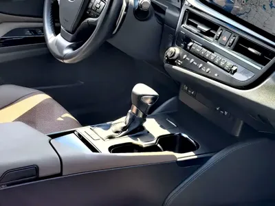 Lexus ES 2022, 43000 км, за 36658.82 USD