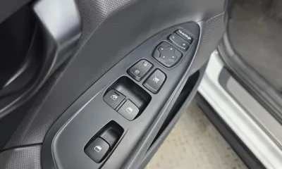 Hyundai Veloster 2019, 41143 км, за 9237.58 USD - фото 12