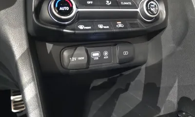 Hyundai Veloster 2019, 41143 км, за 9237.58 USD - фото 19