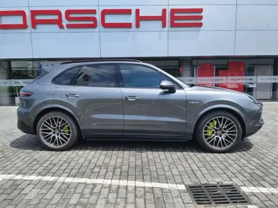 Porsche Cayenne Hybrid 2021, 58000 км, за 53734.49 USD