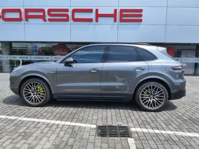 Porsche Cayenne Hybrid 2021, 58000 км, за 53734.49 USD