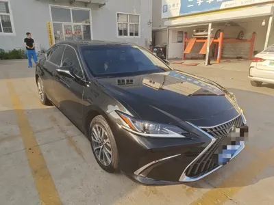 Lexus ES 2024, 24000 км, за 28891.93 USD