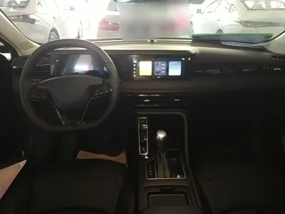Roewe i5 2026, 7700 км, за 9555 USD - фото 12