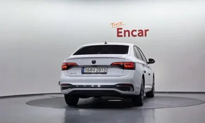 Volkswagen Jetta 2023, 31584 км, за 16214.1 USD