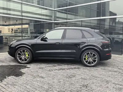 Porsche Cayenne Hybrid 2023, 57000 км, за 64536.03 USD