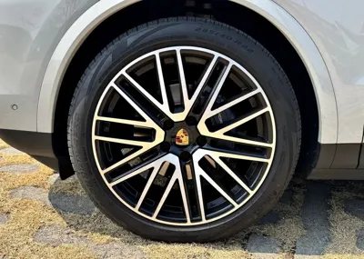 Porsche Cayenne 2024, 24300 км, за 105054.5 USD