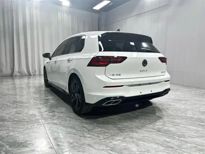 Volkswagen Golf 2022, 30000 км, за 20303.8 USD