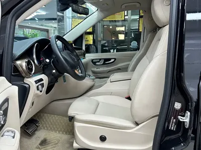Mercedes-Benz V-Class 2023, 53000 км, за 40592.9 USD - фото 9