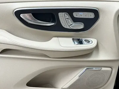 Mercedes-Benz V-Class 2023, 53000 км, за 40592.9 USD - фото 21
