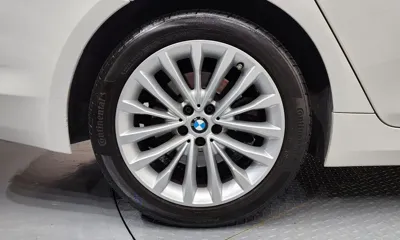 BMW 5-Series 2019, 56811 км, за 17941.88 USD