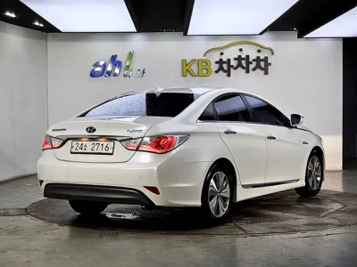 Hyundai Sonata 2014, 170921 км, за 2203.73 USD