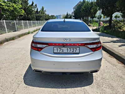 Hyundai Grandeur 2015, 221236 км, за 2428.78 USD