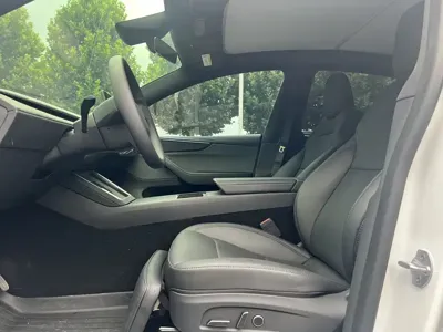 Tesla Model Y 2026, 9600 км, за 31753.21 USD