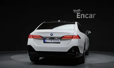 BMW 5-Series 2025, 7065 км, за 44202.17 USD
