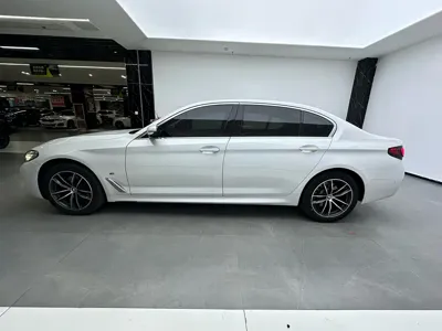 BMW 5 Series 2023, 37000 км, за 32194.78 USD