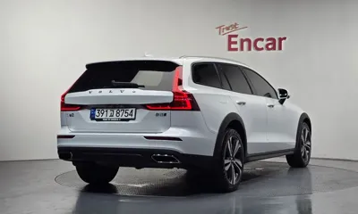 Volvo V60 2021, 6989 км, за 24648.73 USD