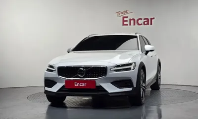 Volvo V60 2021, 6989 км, за 24648.73 USD