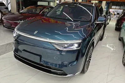 Hima AITO M8 · 2025 год