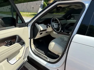 Land Rover Range Rover 2023, 33000 км, за 109641.75 USD