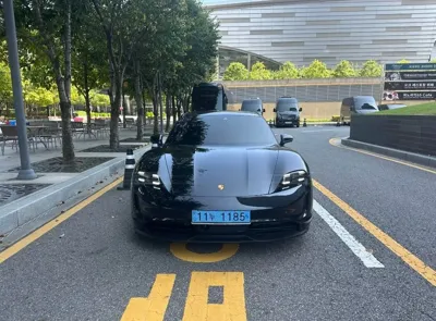 Porsche Taycan 2022, 73000 км, за 54155.18 USD
