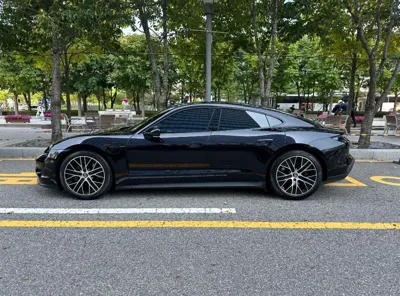 Porsche Taycan 2022, 73000 км, за 54155.18 USD