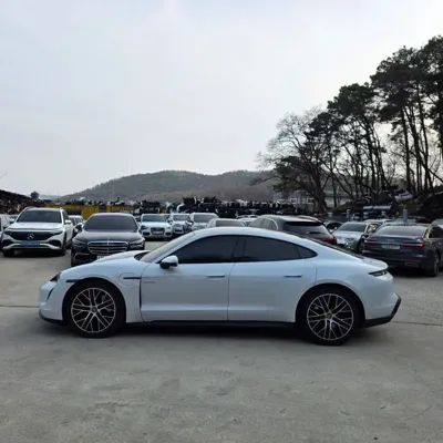 Porsche Taycan 2023, 26975 км, за 56596.46 USD