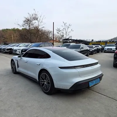 Porsche Taycan 2023, 26975 км, за 56596.46 USD