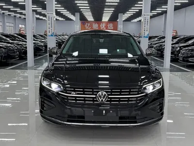 Volkswagen Passat 2022, 66000 км, за 16891.96 USD