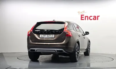 Volvo V60 2016, 123905 км, за 6446.57 USD
