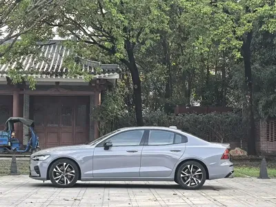 Volvo S60 2024, 25000 км, за 21661.68 USD