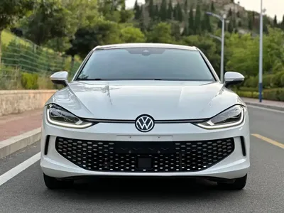 Volkswagen Lamando 2023, 30000 км, за 17504.29 USD