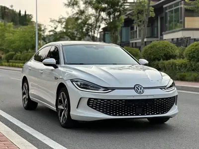 Volkswagen Lamando 2023, 30000 км, за 17504.29 USD
